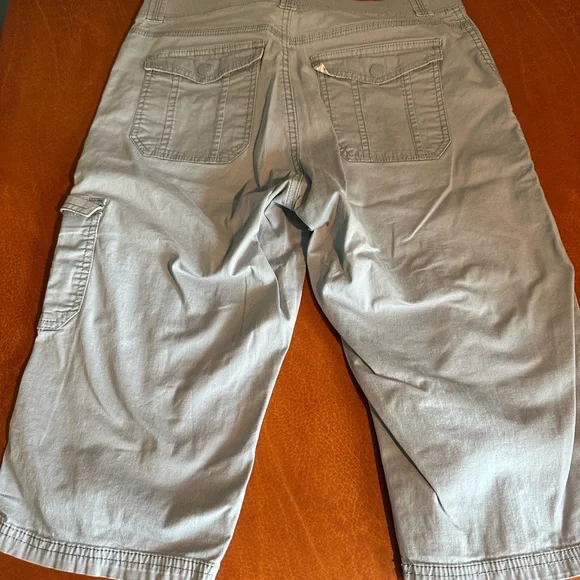 Lee easy fit light gray capris, 10, EUC - Picture 6 of 9